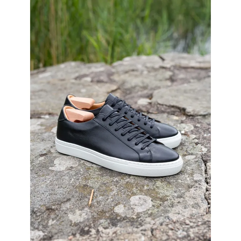 Skolyx Premium sneaker in black leather with white sole