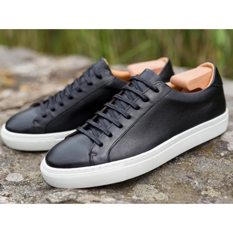 Skolyx Premium sneaker in black leather with white sole