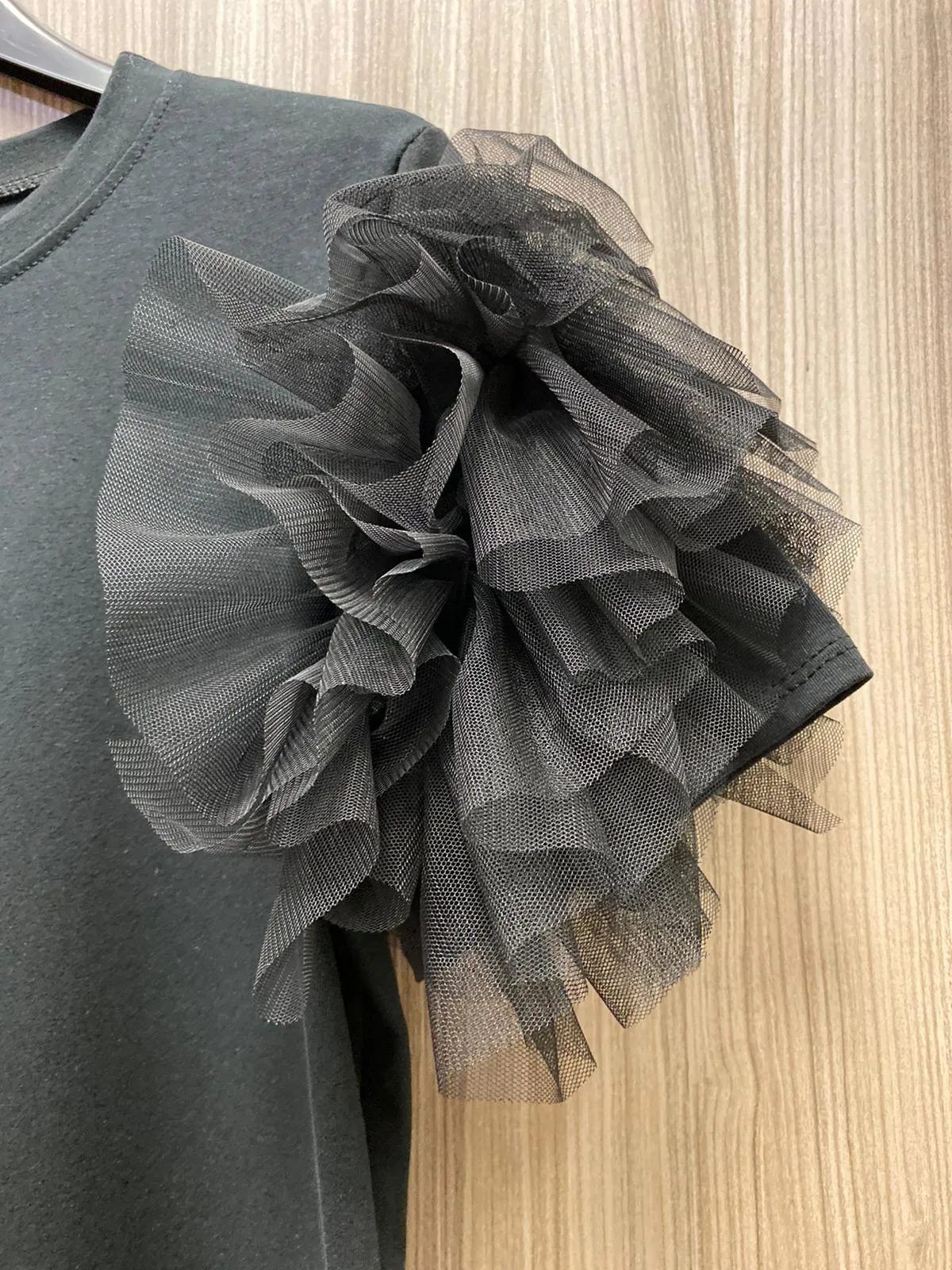 T-SHIRT CON MANICHE IN TULLE