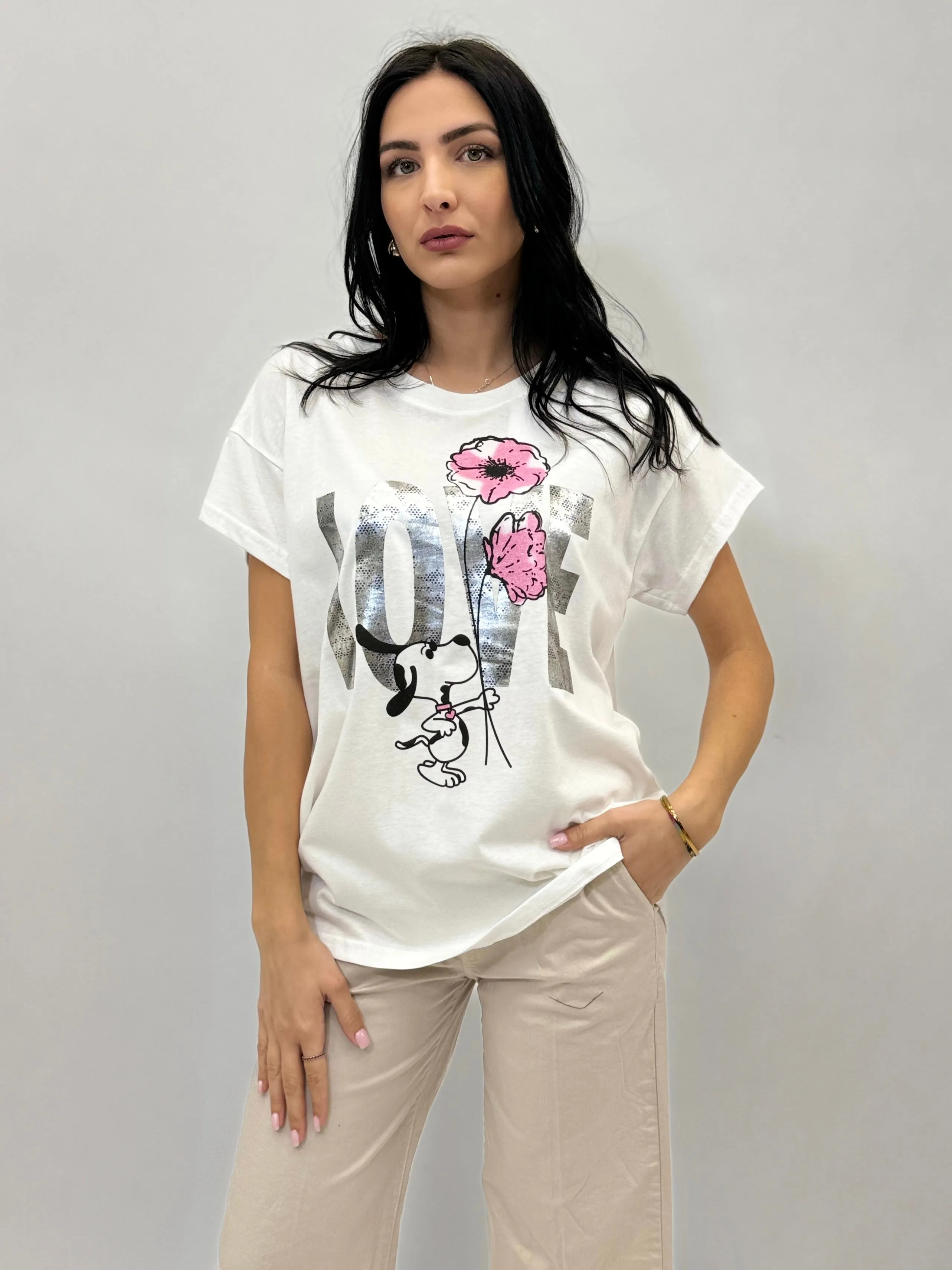 T-shirt con stampa snoopy e scritta love