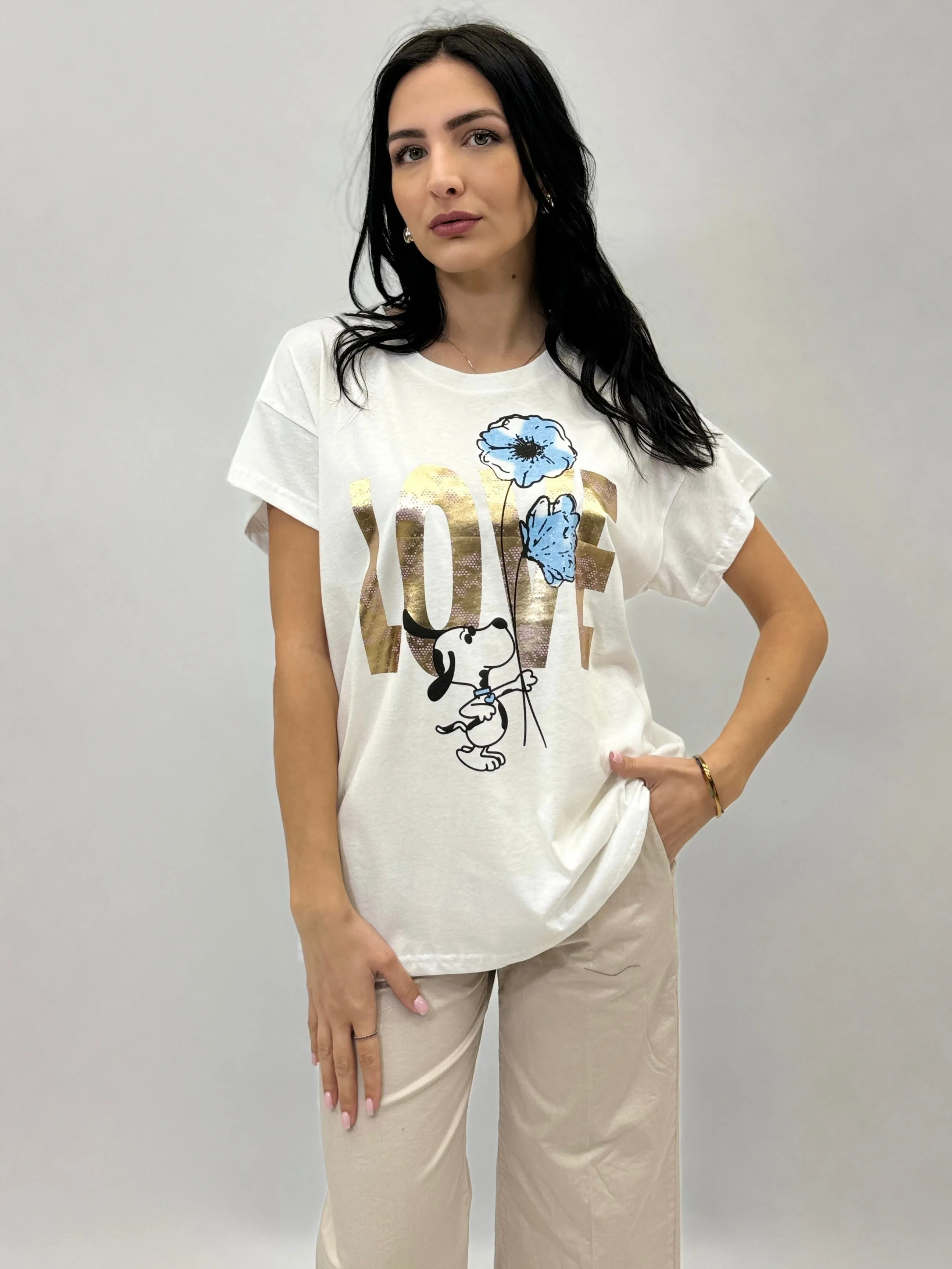 T-shirt con stampa snoopy e scritta love